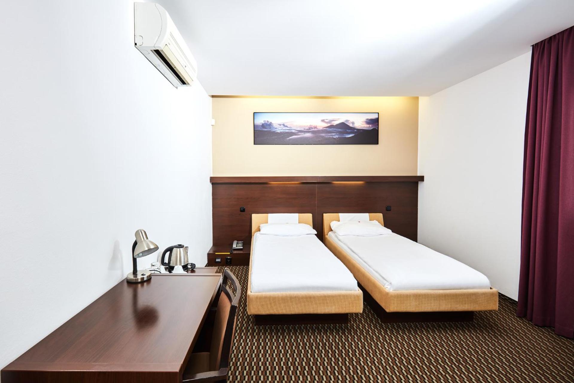 Hotel Rottal Otrokovice Bagian luar foto