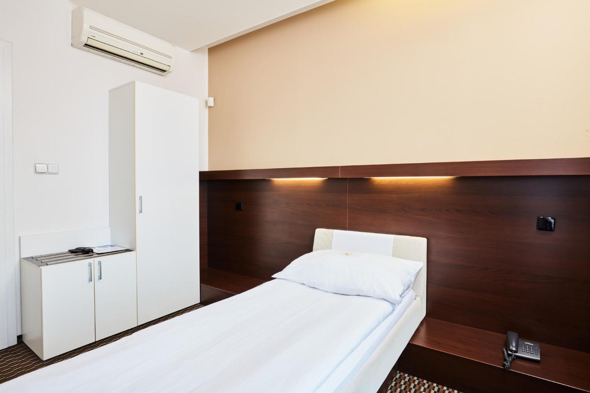 Hotel Rottal Otrokovice Bagian luar foto